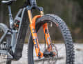 Radon setzt beim Render auf eine lange 160er Gabel aus Fox Factory-Baureihe. Eine 150er Gabel würde in unseren Augen etwas besser zum Charakter des Bikes passen.