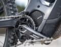 Das tiefe Tretlager bringt einen sicheren Stand im Rad bergab, bergauf ecken aber schnell die Kurbeln an. Sogar der tief gezogene "Bauch" des Bikes vor dem Motor kann an Steilstufen bergauf aufsetzen.