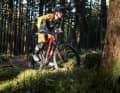 For a long time, there were hardly any MTB models with Shimano's XT Di2. However, on test bikes from Bulls and Centurion, we have now been able to gather extensive practical experience with Shimano's new automatic transmission in series production.