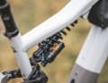 The shock sits asymmetrically in the frame. This leaves space for a water bottle despite the reservoir.