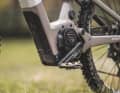 The Bosch motor sits slightly rotated in the bottom bracket area, so the battery still fits in front of it. The ground clearance is not particularly generous due to the low cap made from recycled plastic.