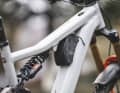 The accessory bag on the down tube offers space for tools and a spare inner tube.