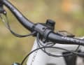 As usual, Focus has dispensed with cable entries in the head tube area. Instead, cables and lines run through the stem into the inside of the frame. It looks tidy, but the cables get jammed here easily and the mechanic has a bit more work to do.