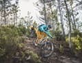 Under 20 kilos: 8 all-mountain e-bikes from the new light category in the big comparison test. Fazua, TQ or Shimano? From minimalist to all-rounder.