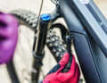The rear axle tensioner also serves as an Allen key and Torx spanner. It fits most screw connections on the bike, including for removing the battery from the side.