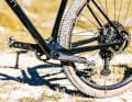 Schön zu erkennen ist das gebogene Sitzrohr, das dem Simplon Razorblade zusammen mit der Sattelstütze einen gewissen Flex geben soll. Und die Rasierklinge über dem Tretlager ziert weiterhin das Race-Hardtail.