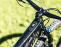 Schlank integriert, gut ablesbar und mit dickem Funktionsumfang. Noch dazu ist die Darstellung auf dem Screen individualisierbar. So stellen wir uns ein E-Bike-Display vor.