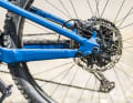 The 200 mm rear brake disc is suitable for the intended use, but the paint on the mount for the side stand quickly flaked off.
