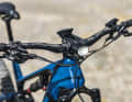 Der Lezyne-Scheinwerfer bietet ein solides Fernlicht, der Carbonlenker setzt High-End-Akzente. Die Kabelführung mit Tape ist funktional, steht mit dem schicken Scheinwerfer und Carbon-Lenker aber im starken Kontrast.