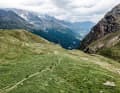 With a view of the southern foothills of the Stelvio National Park, the Supertrail rolls down towards Val di Sole. At the top it is still high alpine and gentle, but after the terrain stage it becomes increasingly jagged, steeper and more blocked.