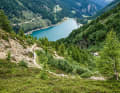 Behind the terrain step, however, not only new technical challenges await, but also a view of the end of the trail, which is still a long way off. This is located directly on the shore of Lago di Pian Palu. You then follow the valley road, which still has a trail junction up its sleeve as far as the bottom of the Val di Sole.