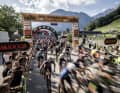 The starting shot sent the almost 600 starters into the high mountains without much ado. Lienz in Tyrol was the starting point of the Maxxis BIKE Transalp for the first time in 2022 and offered a spectacular start with the spectacular loop over the local mountain