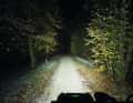 MagicShine Monteer 6500: In Sachen Lichtausbeute steht die Magicshine der Lupine kaum nach. Auch sie leuchtet sehr weit und bildet einen breiten Lichtkegel. Ohne den extrem hellen Spot in der Mitte vor dem Fahrer fällt die Ausleuchtung etwas homogener aus, als bei der Alpha.