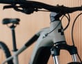Mit dem Superlite-Alu-Rahmen und durchgängiger Shimano-Ausstattung steht es mit 23,9 Kilo da.