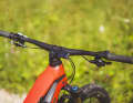 The handlebar measures 780 millimetres and is quite straight. This allows you to put a lot of pressure on the front downhill.