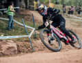 Fährt für den Koblenzer Versender Canyon. Tahnee liebt Knall-Farben wie dieses Pink für ihren Downhiller Canyon Sender hier beim World Cup in Snowshoe, USA 2021