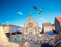 Lucas Knopf wirbelt vor der Nürnberger Frauenkirche am Hauptmarkt durch die Luft. Was Kirchenstifter Kaiser Karl wohl zu der Flugshow gesagt hätte?