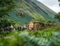 Gee Atherton beim Abschluss-Sprung. „Irre, dass Gee nach seinem Horror- Crash vor einem Jahr überhaupt starten konnte. Der Typ ist ein Tier“, sagt Bernard Kerr über ihn. 