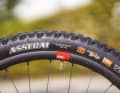 Santa Cruz Nomad 5 CC X01 AXS RSV: Am Vorderrad vertrauen die  Nomads mit MaxxGrip-Gummi auf die griffigste Mischung von Maxxis. 