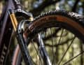 Die dünnere Fox 34 findet an klassischen E-Bikes keinen Platz. Für die Down-Country-Gewichtskur kommt die etwas schmächtigere Forke aber gerade recht.