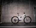 Das Signature LTD-Modell des Commencal-Trailbikes kommt in weißer Farbe mit Fox Factory-Fahrwerk.