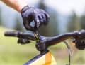 Helferlein an Bord: Im Steuersatz steckt griffbereit ein Multitool mit dem nötigsten Werkzeug, inklusive Kettennieter.