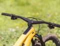 The top model comes from the factory with a lightweight carbon handlebar and stem unit. The handlebars are an extreme 820 millimetres wide and can be shortened. We would definitely recommend this step. Even very tall riders found the 820 mm too wide.