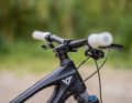  With a short, wide cockpit, the Izzo handles even more precisely downhill. YT has also recognised this and is now equipping the trail bike accordingly ex works.
