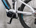 Heavy, but powerful and innovative: The Panasonic Multispeed had an internal two-speed gearbox, comparable to two chainrings at the front. In combination with the rear derailleur, this resulted in an enormous spread. However, the internal gear change took quite a long time. On the drive side, the set-up for starting off was impressive: If you put your foot lightly on the pedal, the drivetrain already pulled gently on the chain.