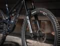 The Capra Uncaged 12 comes on 29" carbon wheels. The tyre combination of Maxxis Assegai MaxxGrip and DHR II Double Down should work in all conditions