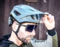The visor can also be easily adjusted in height and also accommodates a goggle underneath