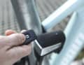 Mit der optionalen Fernbedienung kann das Schloss ebenfalls per Knopfdruck geöffnet werden. Für Handy-Ausfälle ein nicht unwesentlicher Rettungsanker.