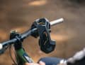 Der Kinnbügel soll besonders stabil und sicher sein und erfüllt neben der CPSC-Norm auch die ASTM F1952-22 für den Downhill-Einsatz.