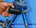 This design saves weight; it also makes the lock easier to carry and protects the frame from scratches. Thanks to its high flexibility, the Yarnit can be easily wrapped round lampposts, railings or other objects.