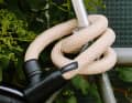 Mit dem neuen Yarnit hat Sicherheits-Experte Abus ein neues Fahrradschloss mit schickem Textil-Mantel entwickelt.