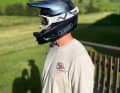 Tester Tim Folchert mit dem Abus Hidrop Fullface-Helm.