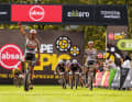 In Zweierteams kämpfen die besten Langstrecken-Bikerinnen und -Biker um den Sieg beim Cape Epic.