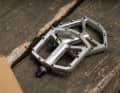 Stylish pair: The minimalist design of the Acros Flat Pedal is impressive.