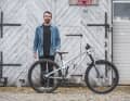 Simon Metzner is the founder of the Actofive brand, the mastermind behind the CNC-milled mountain bikes from Dresden. Here you can see him with his latest creation: the Actofive I-Train trail bike.