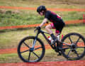Bei Isla Short vom Ghost Factory Racing Team passt der Name zur Körpergröße: Die 154 cm kleine und 48 Kilo leichte XC-Fahrerin greift auf Rahmengröße XS im Worldcup an.