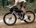 Dans la boue et la saleté : le nouveau Scott Addict en tenue de combat. Équipé pour l'aventure et le bikepacking.