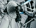 When we talk about gears, we usually mean the gear ratio from the crank to the rear wheel, i.e. how often or how far the rear wheel rolls off when the crank turns once completely. The more teeth the chain has on the crank, the faster/heavier the gear - the reverse is true for the rear wheel. This also applies to hub gears! In this case, however, the internal gear ratio must be taken into account when calculating the gear ratio (see chapter "Formulas").
