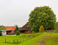 Farmhouses like this one, complete with garden, are typical of the Wesermarsch.