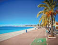 In Nice, a cycle path runs directly along the beach promenade - sea view included.