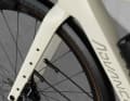 It is equipped with numerous contemporary mounting points - not only on the fork, but also on the top tube, down tube and seat tube.