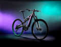 Mit der E-Vertic-Serie will Bianchi im sportlichen E-Mountainbiken Fuß fassen. Das Flagschiff FX-Type Pro kommt mit 160 Millimeter Federweg und auffälliger Formensprache. Für einen tiefen Schwerpunkt wurde der Motor 28 Grad nach oben gedreht.
