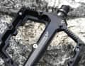 The screw in the centre of the base unlocks the axle, making it easy to service the pedal. The rotation brake is preloaded via the 2-millimetre grub screw on the outside of the pedal.