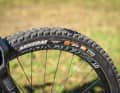 Die DT-Swiss-Freeride-Laufräder mit griffiger Maxx-Grip Gummimischung überstehen jeden Bikepark-Einsatz.