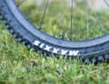 Simple look, eye-catching effect: The super-light carbon wheels from Acros provide a light-footed riding experience.