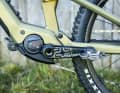 With a weight of two kilos, Bosch's Performance SX is fully in the light class. At a high cadence, however, it pushes really hard and then has more power than other light motors. That's what makes it feel so lively.